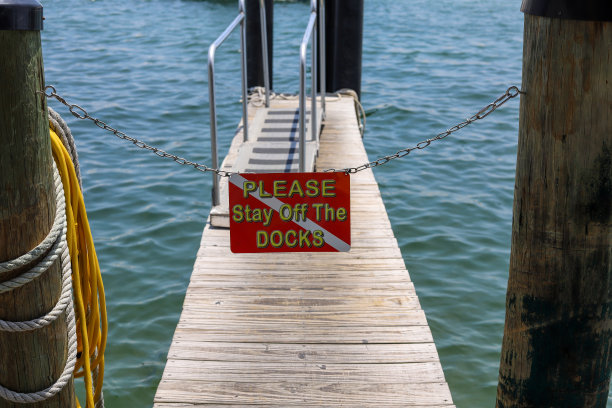 一个远离海边码头的标志图片下载