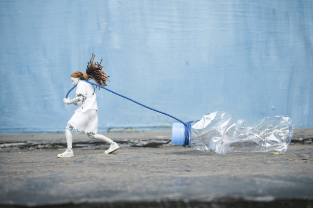 当塑料垃圾变得更重图片下载