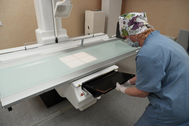 放射科医生在x光室进行诊断的工作。图片下载