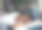 一个年轻女人在温泉做热石按摩的照片图片下载