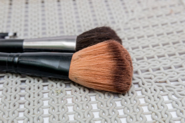 在里约热内卢的白色背景上用刷子刷脸图片下载