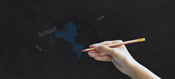 手握铅笔在黑板上写生背景——教育回校理念图片下载