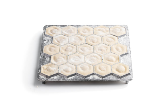 俄罗斯风味的饺子，肉馅包在未发酵的薄面团里，孤立地放在白面上。一组照片…图片下载