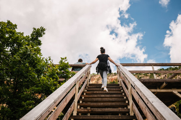 游客攀登观察点的楼梯图片下载