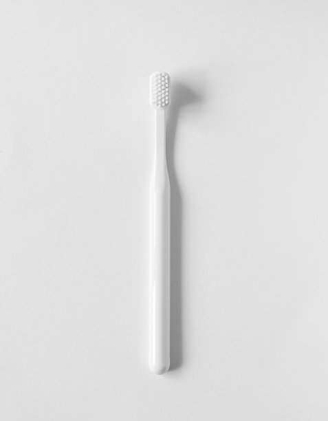 白色的牙刷，白色的背景，垂直图片下载
