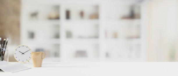 白色工作台，文具，时钟，杯子和复制空间在模糊的背景，3D渲染图片下载