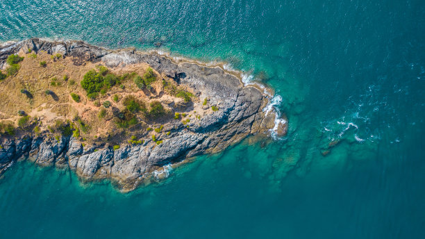 航拍:绿松石环绕的石岬。复制空间，暑假和自然旅游冒险概念。图片下载