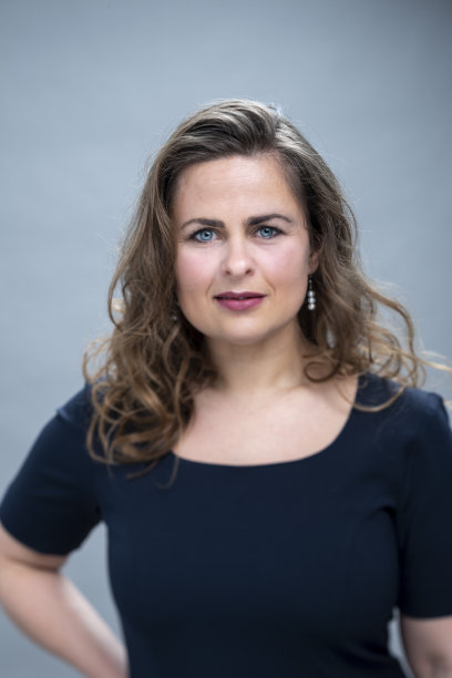 真实女人的肖像，严肃。图片下载