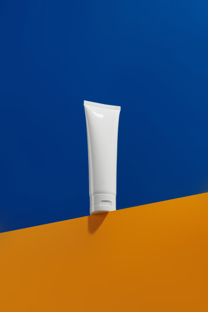 空白白色管瓶与皮肤护理产品在蓝色和橙色的创意背景图片下载