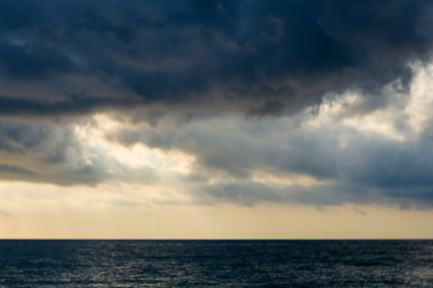 惊人的海上日落，太阳，海浪，云彩图片下载