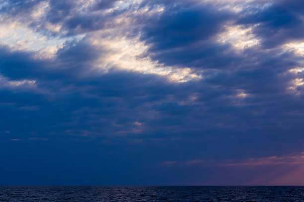 惊人的海上日落，太阳，海浪，云彩图片下载