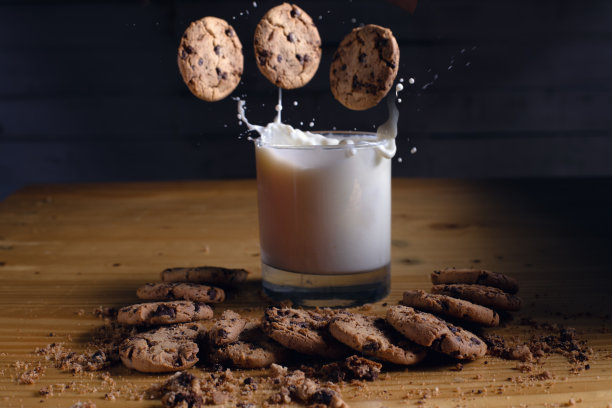 喝一杯牛奶，吃巧克力饼干图片下载