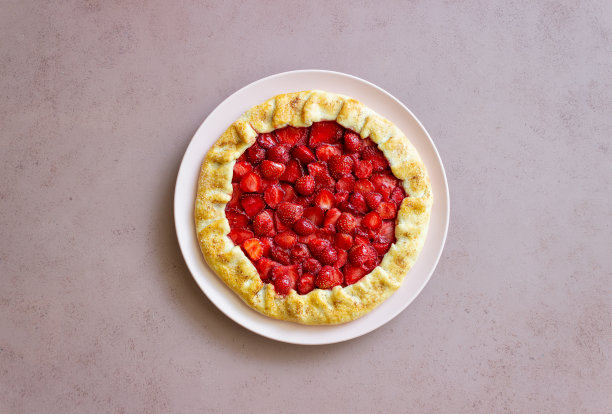 草莓酥饼或敞口派。烘烤。素食。图片下载