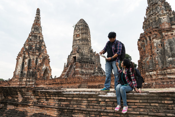 一名背着背包的年轻游客在泰国的大屿山寺庙散步图片下载