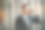 一个男人站在办公室里打电话图片下载