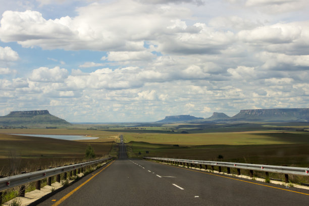 一条穿过德拉肯斯堡山脉丘陵地带的废弃公路图片下载
