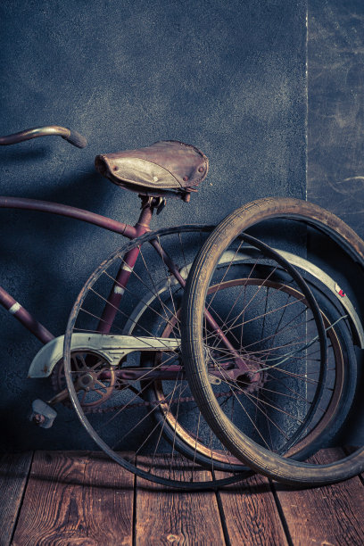 复古自行车维修车间与工具和零件，维修店图片下载