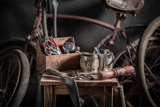 带有工具和车轮的小型自行车维修服务。硫化车间图片下载