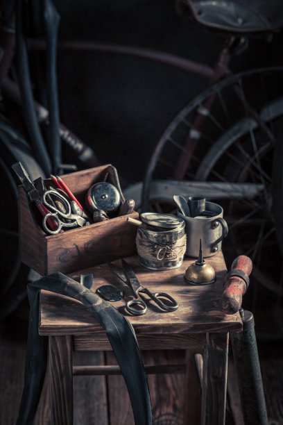 带工具和车轮的复古自行车修理店图片下载