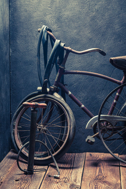 带有工具和零件的复古自行车维修车间，硫化车间图片下载