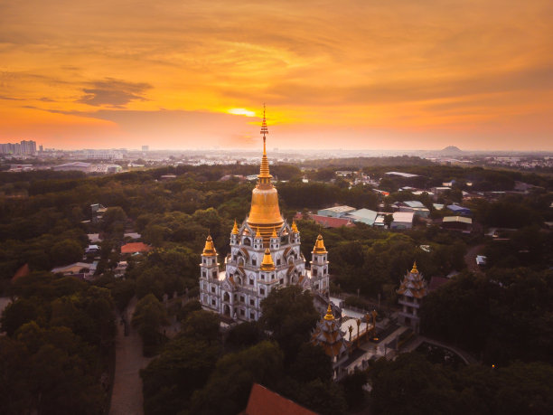 胡志明市布隆塔的空中日落。一个美丽的佛教寺庙隐藏在越南胡志明市图片下载