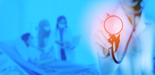 内科医生手持听诊器，医生在医院背景下检查床上压力。医疗保健和医疗理念。图片下载