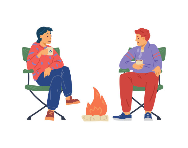 一对男女一起坐在篝火旁，喝着热饮料。图片下载
