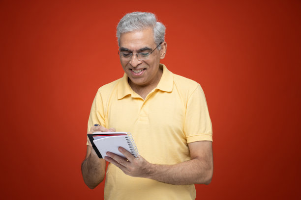 肖像的资深男子孤立在红色背景:股票照片图片下载