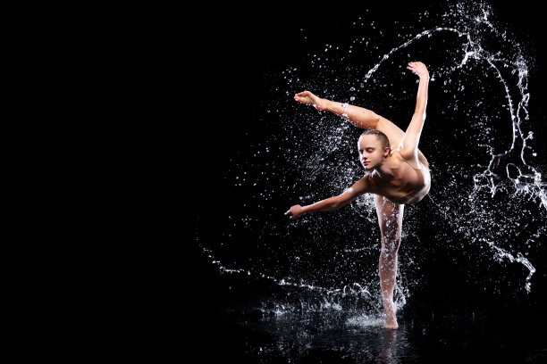 女舞者正在水中跳现代舞图片下载