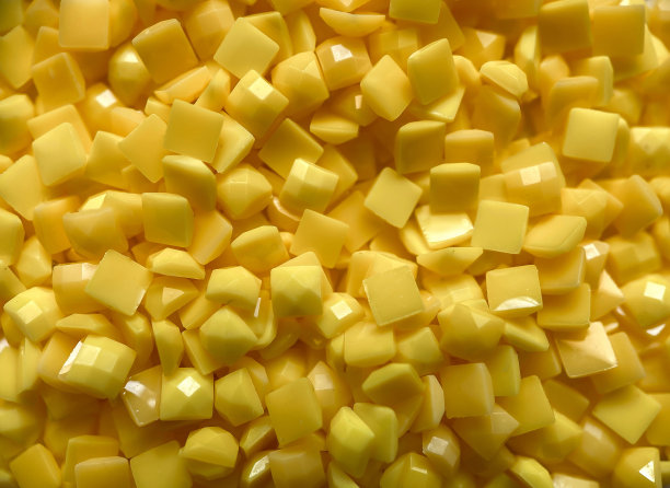 特写，黄色方形钻石用于钻石刺绣。爱好DIY，制作钻石刺绣材料。图片下载