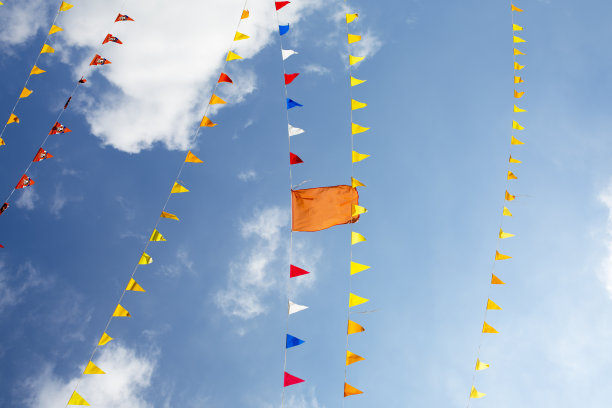 蓝天映衬下的荷兰国旗图片下载