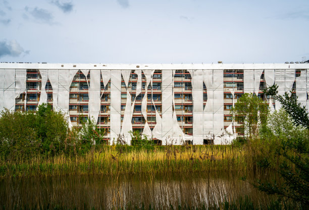 挤满脚手架和顶棚的公寓楼图片下载