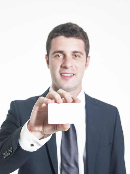 年轻的商人展示他的名片库存照片图片下载