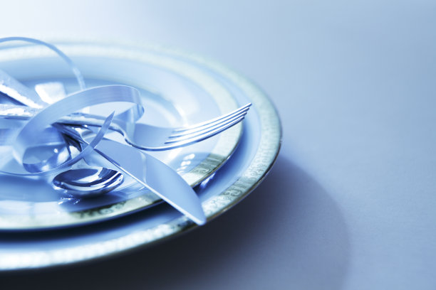 盘子上的银器图片下载