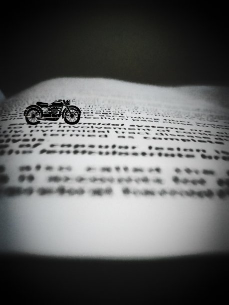摩托车上的书图片下载