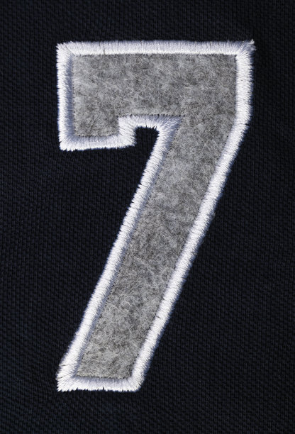 蓝色t恤上的7 7和3。图片下载