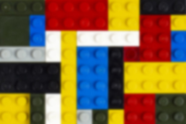 模糊背景:儿童构造器的彩色部分作为背景或背景。放置文本，平铺，复制空间。图片下载