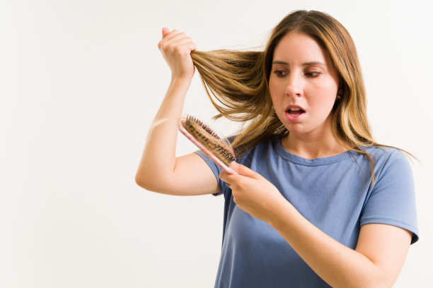 惊讶的女人掉了很多头发图片下载