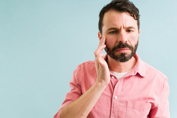 成年男子考虑去看皮肤科医生图片下载