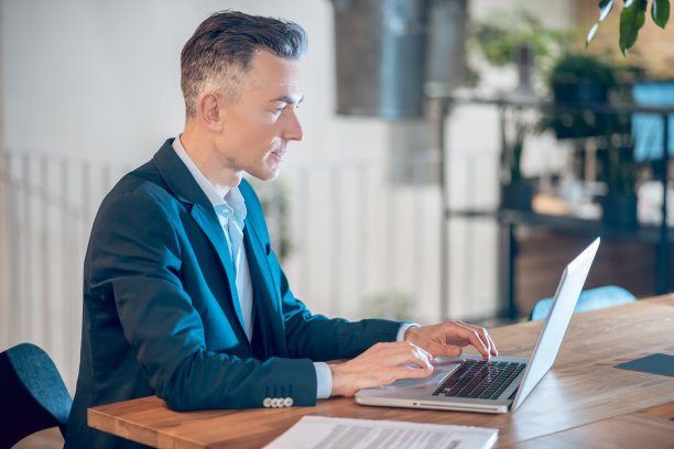 在办公室用笔记本电脑工作的人图片下载