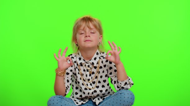 小女孩做深呼吸，闭上眼睛，沉思，保持冷静，放松图片下载