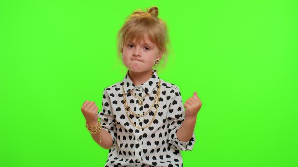 不开心沮丧烦小孩举手，吵架，问冲突原因，大喊大叫图片下载