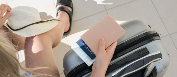 旅行。带有Covid护照和Covid测试的在线旅行计划。在隔离、封锁和covid - 19之后旅行。居家旅游。本地旅游新常态。边境开放后旅游，检疫结束图片下载