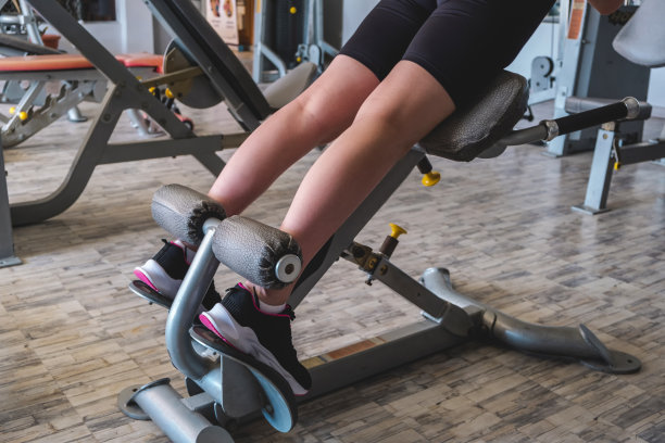 健康,运动。在家健身，远程在线训练与虚拟教练。穿着运动服坐在地板上拿着哑铃的女人。运动和娱乐概念与在线健身应用程序锁定。家庭健康图片下载