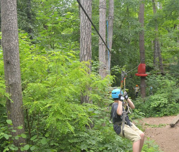 绳子公园里的小男孩。活泼的身体娱乐的孩子在公园的新鲜空气。训练孩子。孩子们爬上高绳梯。儿童户外敏捷攀爬游乐中心。小男孩在户外玩耍图片下载