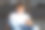 时髦男孩戴着耳机和智能手机在公园里听音乐图片下载