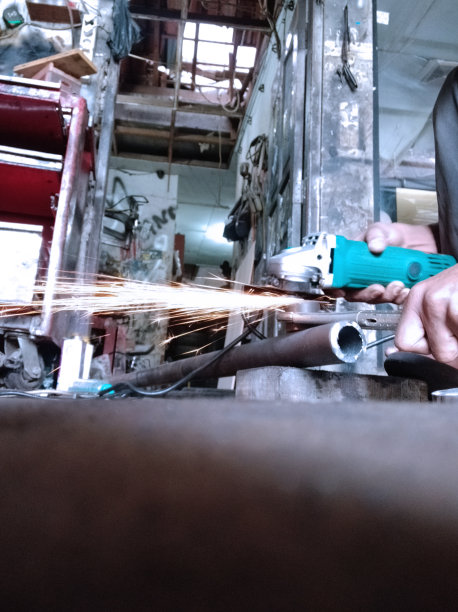 用研磨机切割熨斗图片下载