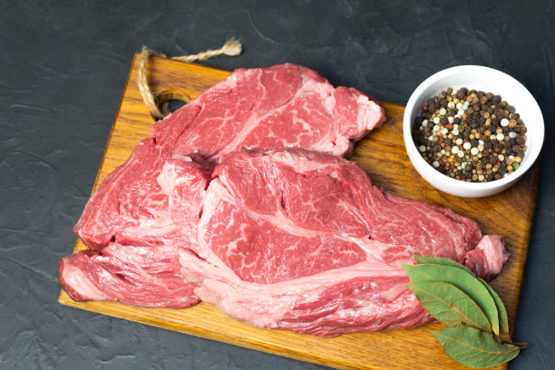 生大理石牛排。特写照片在黑暗的背景。图片下载