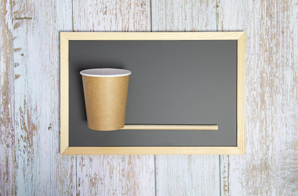黑色粉笔板和纸杯与稻草，生态概念，拷贝空间图片下载