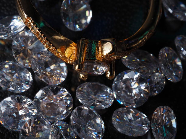 近距离拍摄闪亮的钻石图片下载